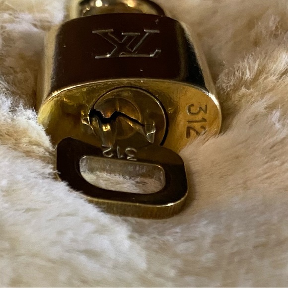 Louis Vuitton #312 Lock & Key - Picture 8 of 8